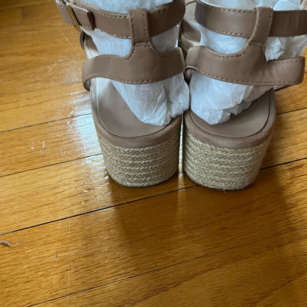 Beautiful nude platform - Picture 3 of 5